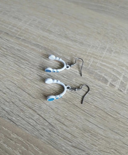 Zdjęcie oferty: Kolczyki oldschool w kształcie słuchawek rock punk alternative białe