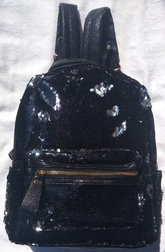 Zdjęcie oferty: Mały czarny nowy plecak cekiny odwracalne.