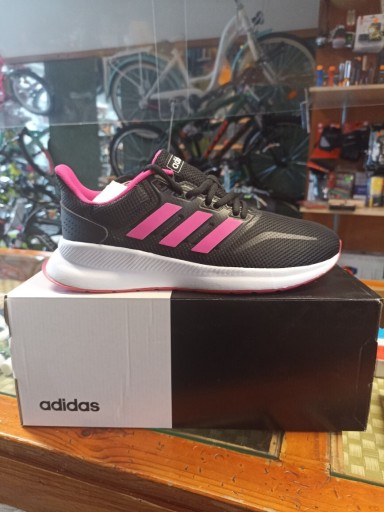 Zdjęcie oferty: Buty Adidas damskie do biegania rozmiar 38