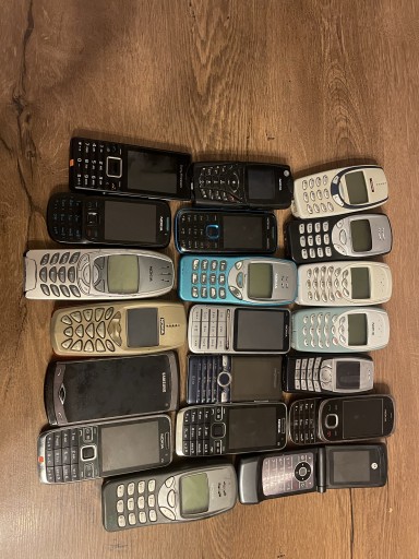 Zdjęcie oferty: BARDZO DUŻY ZESTAW TELEFONÓW RETRO WIĘKSZOŚĆ SIĘ WŁĄCZA 