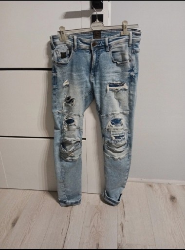 Zdjęcie oferty: Spodnie z Dziurami przetarciami Cropp Slim r 32/32