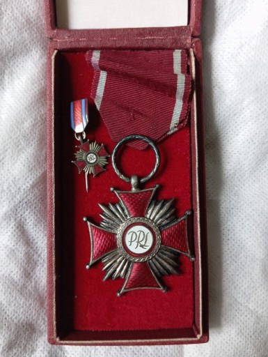 Zdjęcie oferty: Srebrny Krzyż Zasługi + miniat v pudelku