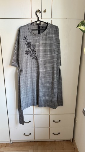 Zdjęcie oferty: Sukienka w kratę szara z haftem przed kolano Reserved 40/L