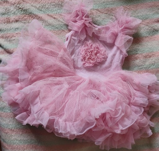 Zdjęcie oferty: Różowa sukienka z falbanami 9-18 miesięcy.