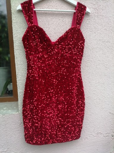 Zdjęcie oferty: Czerwona sukienka z cekinami rozmiar S 36 