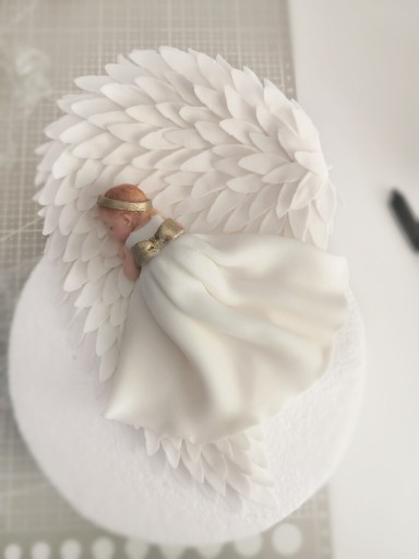Zdjęcie oferty: Figurka na tort Skrzydło anioła z dzieckiem 