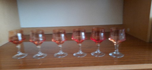 Zdjęcie oferty: kieliszki szklane barwione na różowo szt.6 
