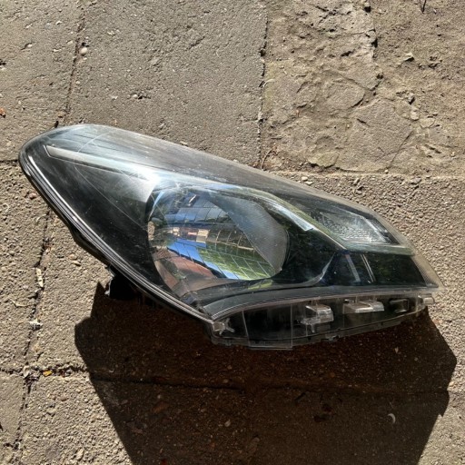 Zdjęcie oferty: Lampa prawa przód Toyota Yaris III 3