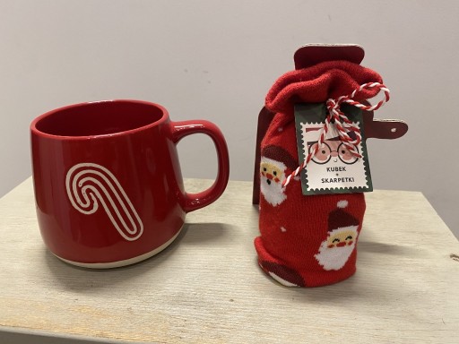 Zdjęcie oferty: Kubek świąteczny ze skarpetkami, Santa's Factory, czerwony