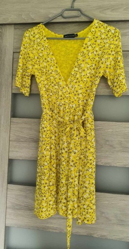 Zdjęcie oferty: Żółta sukienka mini w kwiaty z krótkim rękawem 