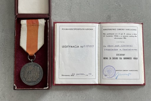 Zdjęcie oferty: Srebrny medal Za Zasługi dla Obronności Kraju LWP legitymacja pudełko