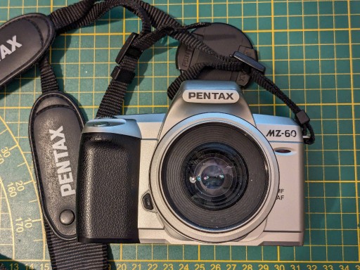 Zdjęcie oferty: Pentax MZ-60 z datownikiem + kitowy obiektyw 35-80