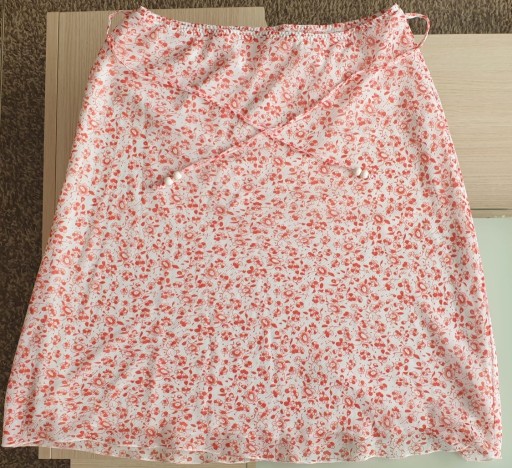Zdjęcie oferty: Spódnica biała czerwone kwiatuszki S 36/38 wiązani