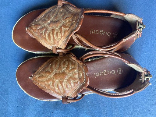 Zdjęcie oferty: sandały rzymianki japonki bugatti skórzane 39