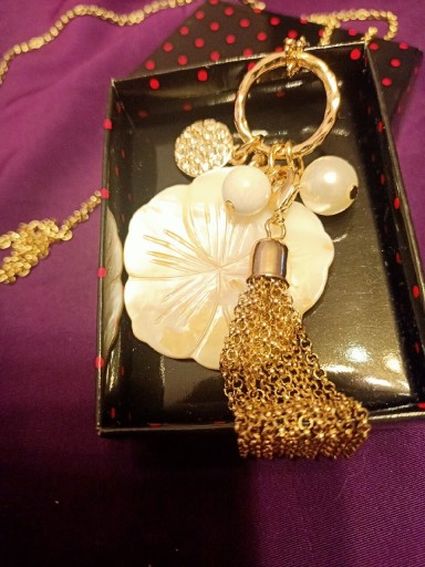 Zdjęcie oferty: Wisior kwiat z masy perłowej z chwostem