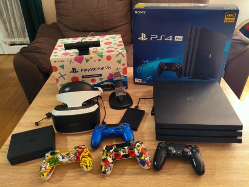 Zdjęcie oferty: Sprzedam konsole PS4 Pro 3TB + google VR V2 + Gry i 3 pady