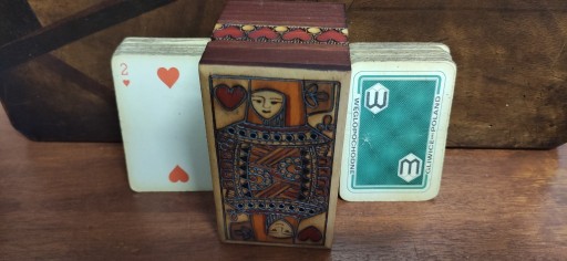 Zdjęcie oferty: Szkatułka drewniana na karty + dwie talie kart PRL