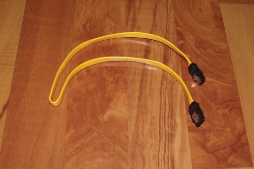 Zdjęcie oferty: Taśma kabel SATA żółta prosty wtyk zatrzaski 46cm