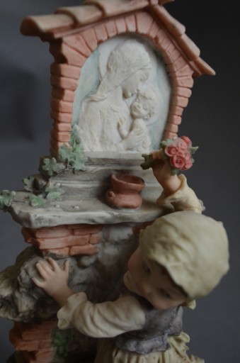 Zdjęcie oferty: Figurka Capodimonte dzieci kapliczka 32 cm unikat 