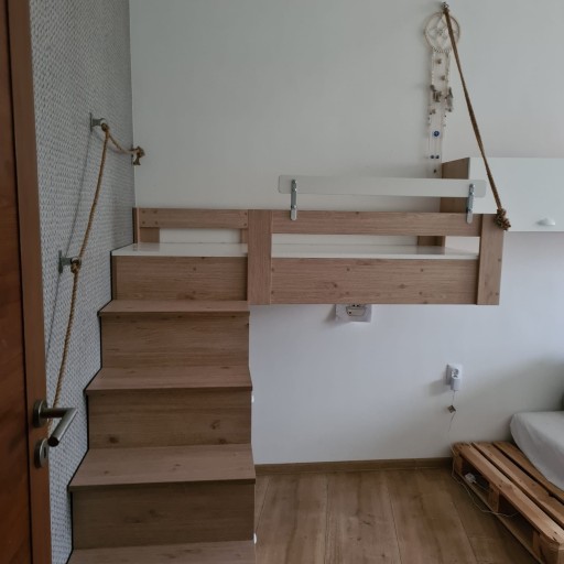 Zdjęcie oferty: Łóżko podwieszane w zabudowie ze schodami