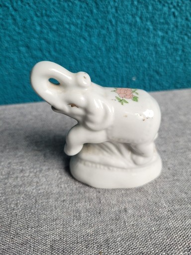 Zdjęcie oferty: Porcelanowa mała figurka słoń PRL słonik biały