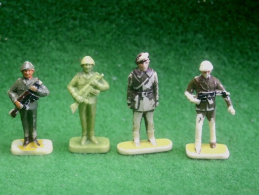 Zdjęcie oferty: Żołnierzyki LWP stare duże PRL figurki + desant