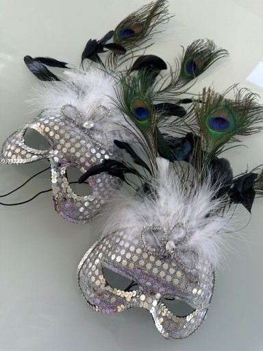 Zdjęcie oferty: Dwie srebrne maski weneckie nowe pióra pawie 