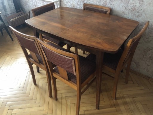 Zdjęcie oferty: Rozkładany stół orzech i pięć krzeseł z lat 60 ub.