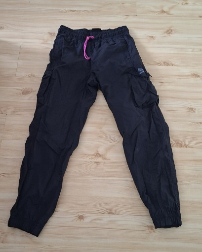 Zdjęcie oferty: Czarne joggery Nike -lekkie, wygodne, stan bardzo dobry XS