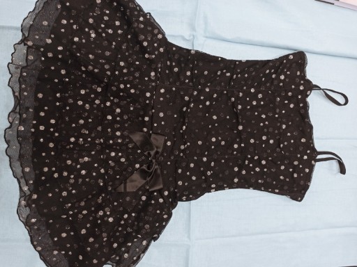 Zdjęcie oferty: Czarna błyszcząca sukienka r.110-116