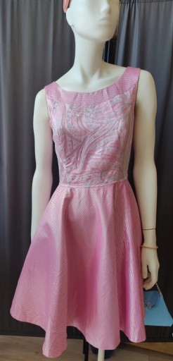 Zdjęcie oferty: Różowa sukienka z kieszeniami i zamkiem – elegancka