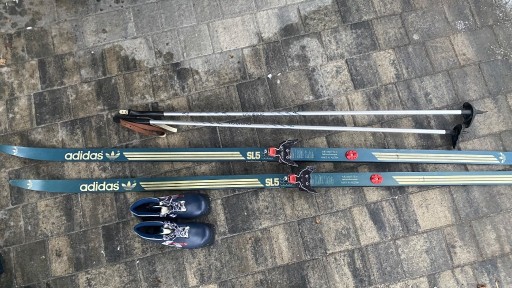 Zdjęcie oferty: EKO komplet Biegówki + buty + kijki - dla osoby ok. 155 - 175 cm.