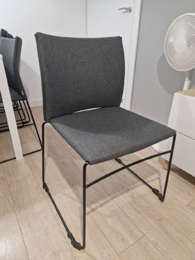 Zdjęcie oferty: Nowoczesne krzesło na czarnych płozach