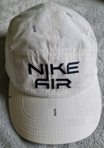 Zdjęcie oferty: Nie używana bejsbolówka dziecięca Nike Air 55 cm.