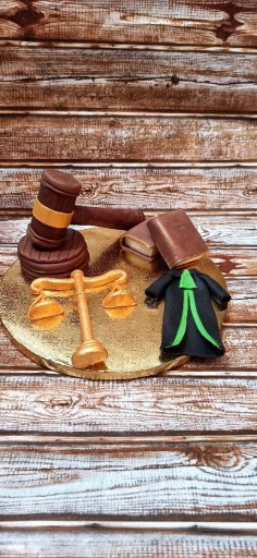 Zdjęcie oferty: Figurka na tort sąd, adwokat, toga książka 