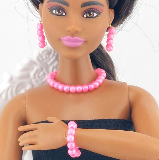 Zdjęcie oferty: Zestaw biżuterii dla lalek Barbie dziurki fabrycz.
