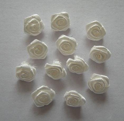 Zdjęcie oferty: Kremowe różyczki satynowe atłas 17mm 10szt.-3.70zł