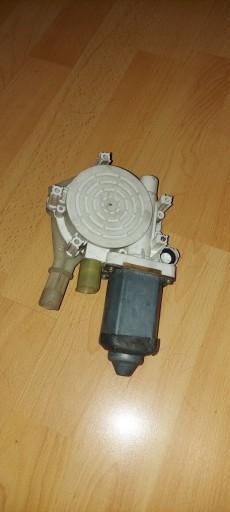 Zdjęcie oferty: Silnik podnośnika szyby e39 prawy tył 
