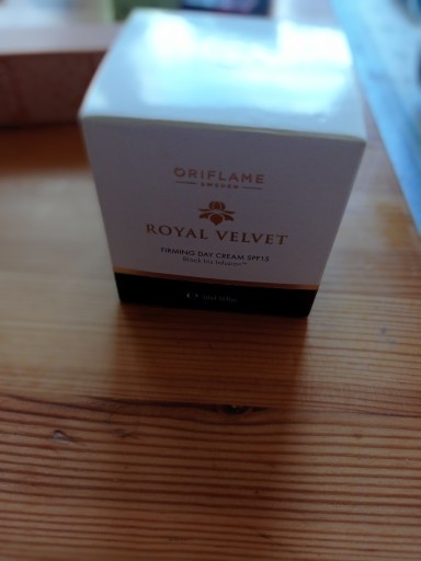 Zdjęcie oferty: Ujędrniający krem na dzień Royal Velvet  SPF 15