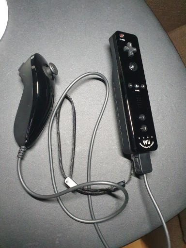 Zdjęcie oferty: Oryginalny Wii Remote z MP + nunchuck + etui ideał