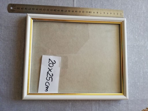 Zdjęcie oferty: Drewniana ramka do zdjęć 20 x 25 cm - biała, złota