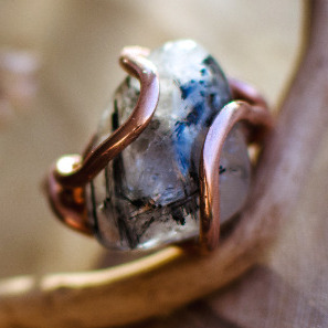 Zdjęcie oferty: Elegancki pierścień Kwarc z Turmalinem miedź boho