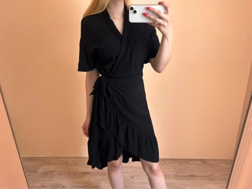 Zdjęcie oferty: Czarna sukienka wiązana Levete Room wiskoza 100%