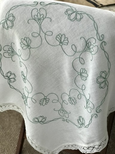 Zdjęcie oferty: Kwadratowy biały obrus vintage ręcznie haftowany