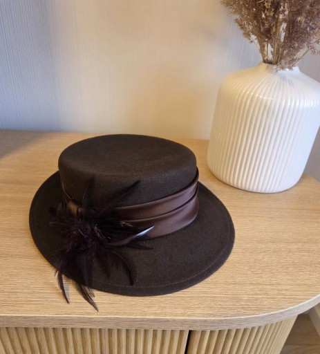 Zdjęcie oferty: elegancki brązowy kapelusz damski z piórami