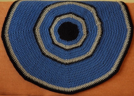 Zdjęcie oferty: Dywanik okrągły robiony na szydełku (rękodzieło)