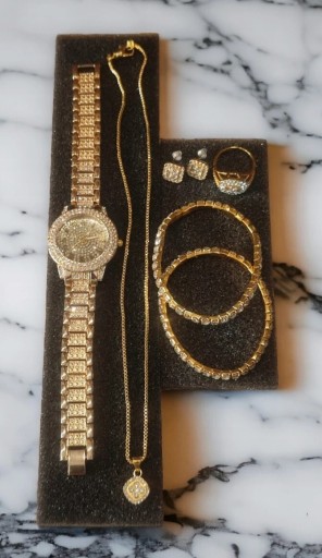 Zdjęcie oferty: Zegarek damski w komplecie z biżuterią + pudełko