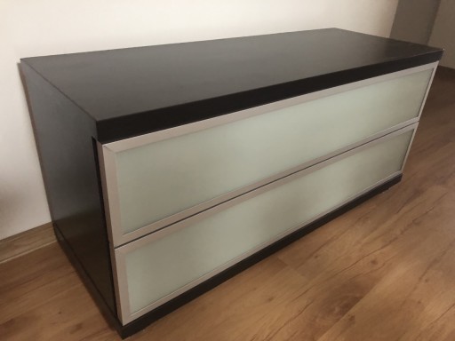 Zdjęcie oferty: Komoda drewniana z dwoma szufladami z matowego szkła 92,5 x 43 cm