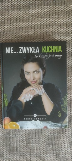 Zdjęcie oferty: ,,Nie...zwykła kuchnia" Kinga Paruzel. Nowa! 