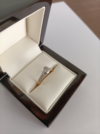 Zdjęcie oferty: Pierścionek zaręczynowy z diamentem ze złota 